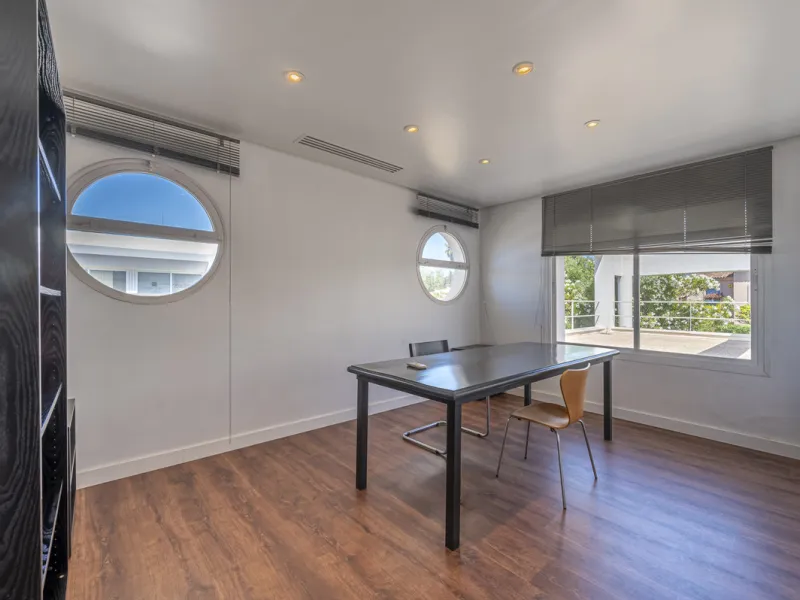 This commercial property is located in the highly sought-after area of Centro Comercial Guadalmina , San Pedro de Alcántara, offering excellent access to the A-7 coast road and AP-7 motorway. It's just minutes from Marbella, Puerto Banús, and Estepona, ma