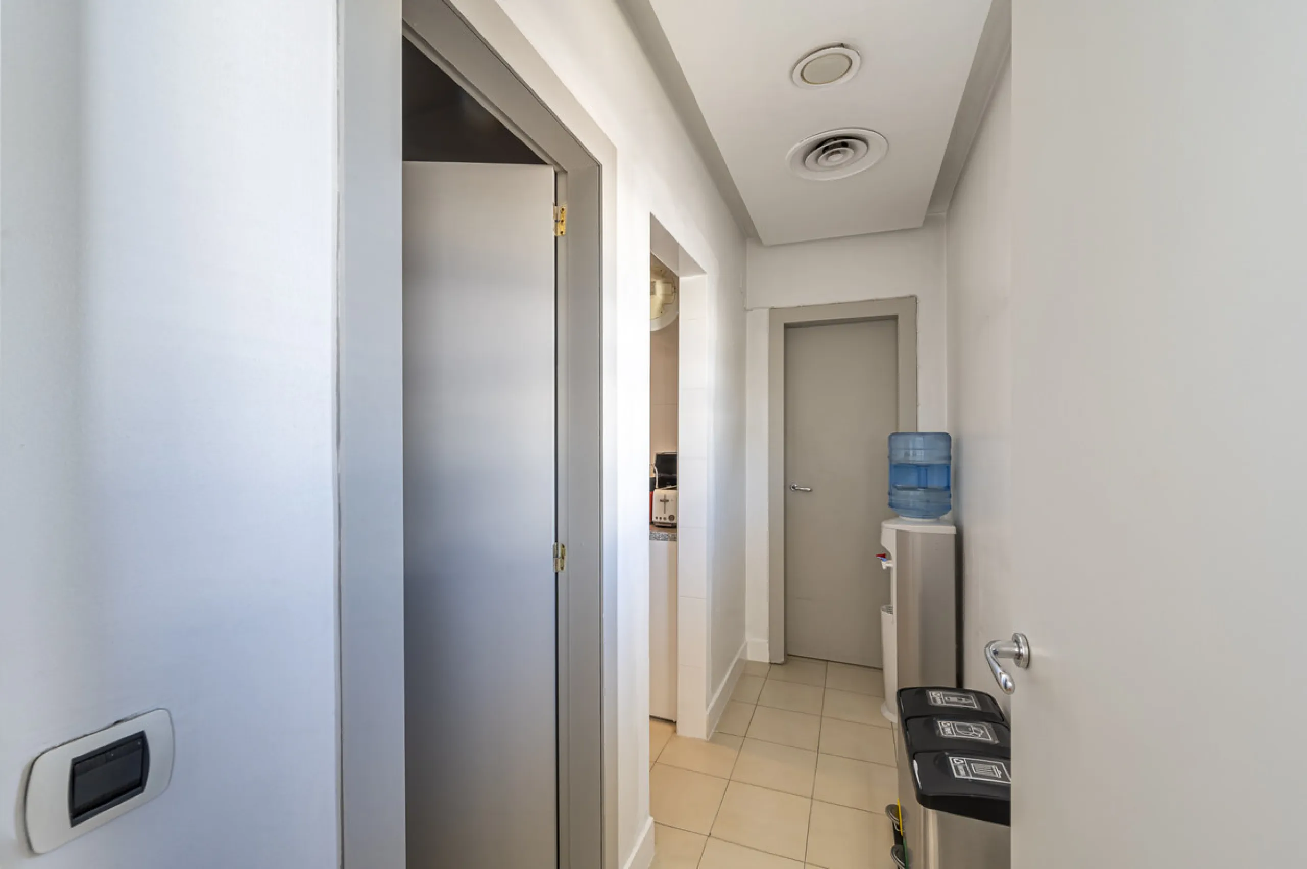 This commercial property is located in the highly sought-after area of Centro Comercial Guadalmina , San Pedro de Alcántara, offering excellent access to the A-7 coast road and AP-7 motorway. It's just minutes from Marbella, Puerto Banús, and Estepona, ma