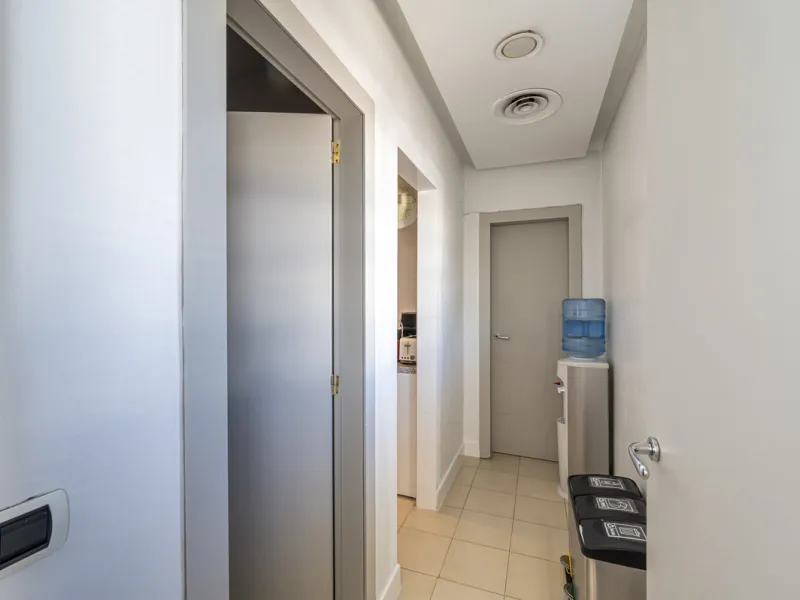 This commercial property is located in the highly sought-after area of Centro Comercial Guadalmina , San Pedro de Alcántara, offering excellent access to the A-7 coast road and AP-7 motorway. It's just minutes from Marbella, Puerto Banús, and Estepona, ma