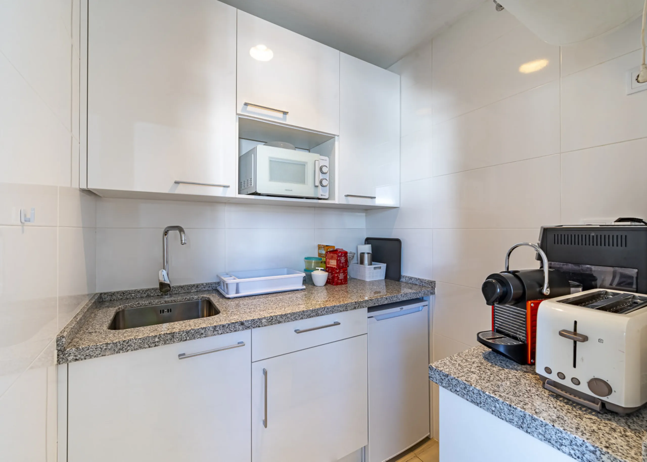 This commercial property is located in the highly sought-after area of Centro Comercial Guadalmina , San Pedro de Alcántara, offering excellent access to the A-7 coast road and AP-7 motorway. It's just minutes from Marbella, Puerto Banús, and Estepona, ma