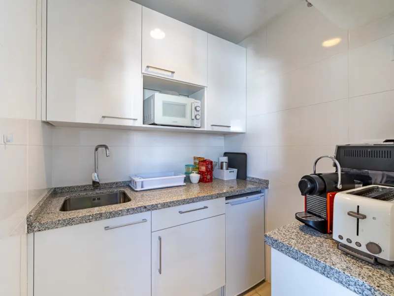 This commercial property is located in the highly sought-after area of Centro Comercial Guadalmina , San Pedro de Alcántara, offering excellent access to the A-7 coast road and AP-7 motorway. It's just minutes from Marbella, Puerto Banús, and Estepona, ma