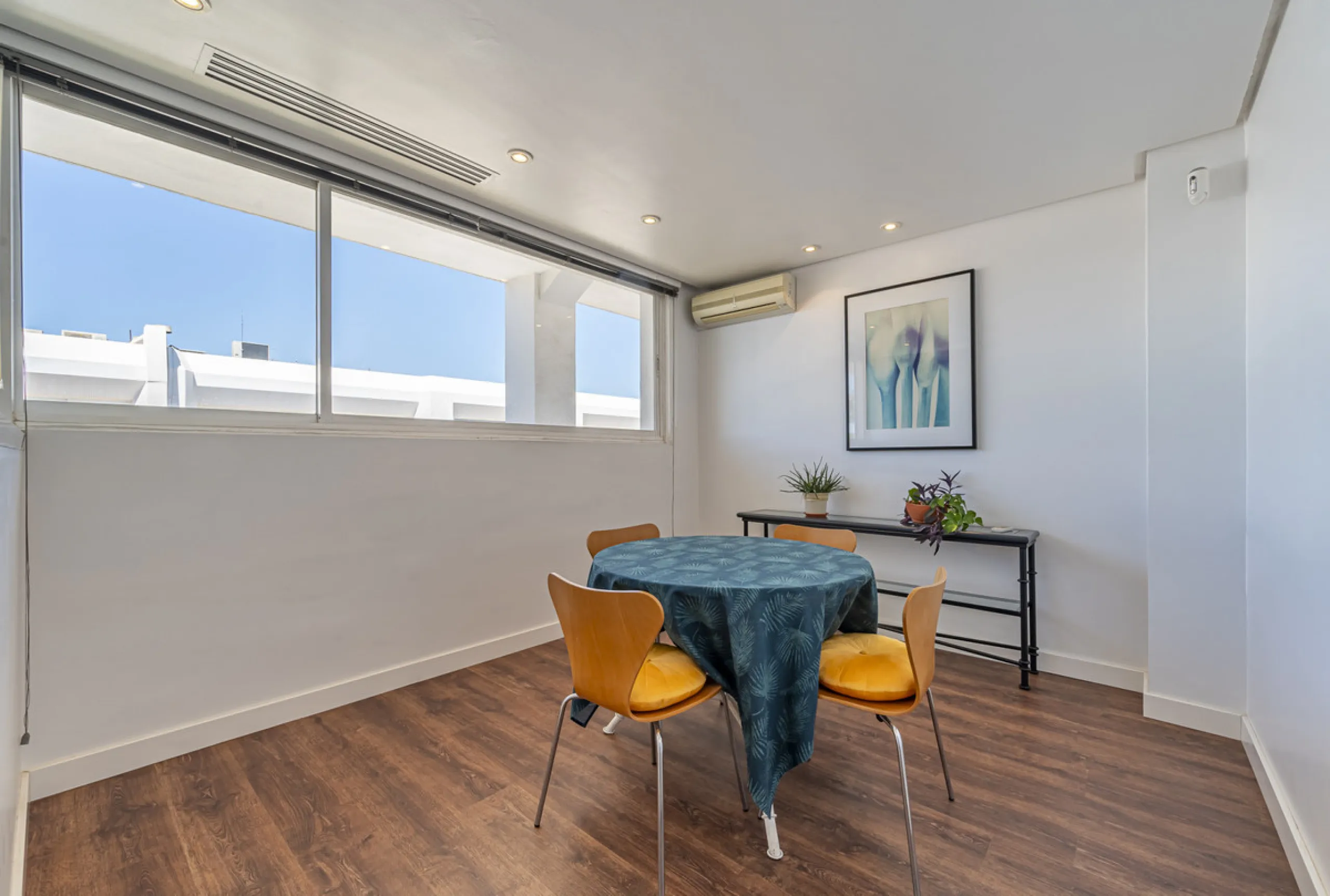 This commercial property is located in the highly sought-after area of Centro Comercial Guadalmina , San Pedro de Alcántara, offering excellent access to the A-7 coast road and AP-7 motorway. It's just minutes from Marbella, Puerto Banús, and Estepona, ma