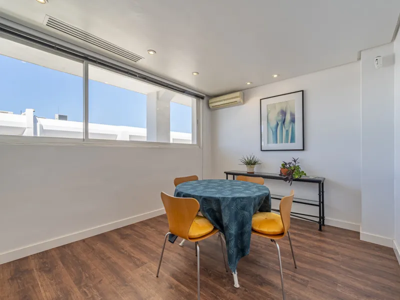 This commercial property is located in the highly sought-after area of Centro Comercial Guadalmina , San Pedro de Alcántara, offering excellent access to the A-7 coast road and AP-7 motorway. It's just minutes from Marbella, Puerto Banús, and Estepona, ma