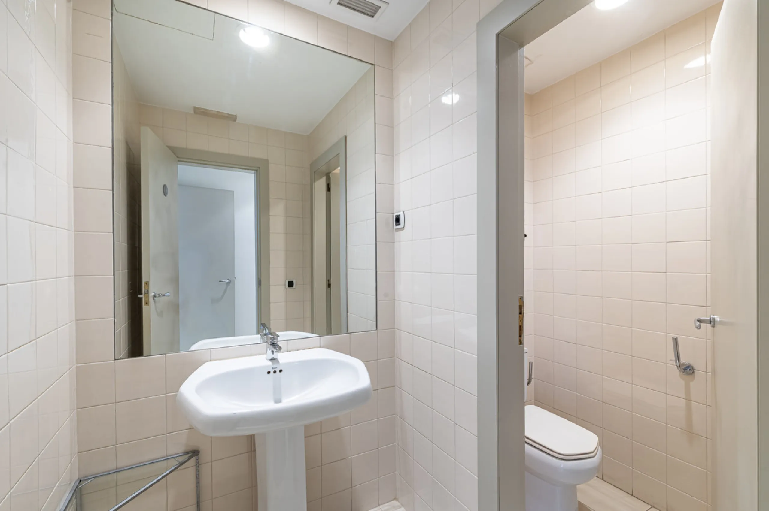 This commercial property is located in the highly sought-after area of Centro Comercial Guadalmina , San Pedro de Alcántara, offering excellent access to the A-7 coast road and AP-7 motorway. It's just minutes from Marbella, Puerto Banús, and Estepona, ma