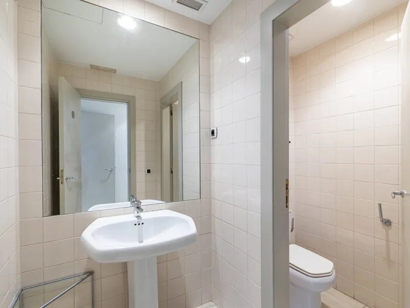 This commercial property is located in the highly sought-after area of Centro Comercial Guadalmina , San Pedro de Alcántara, offering excellent access to the A-7 coast road and AP-7 motorway. It's just minutes from Marbella, Puerto Banús, and Estepona, ma