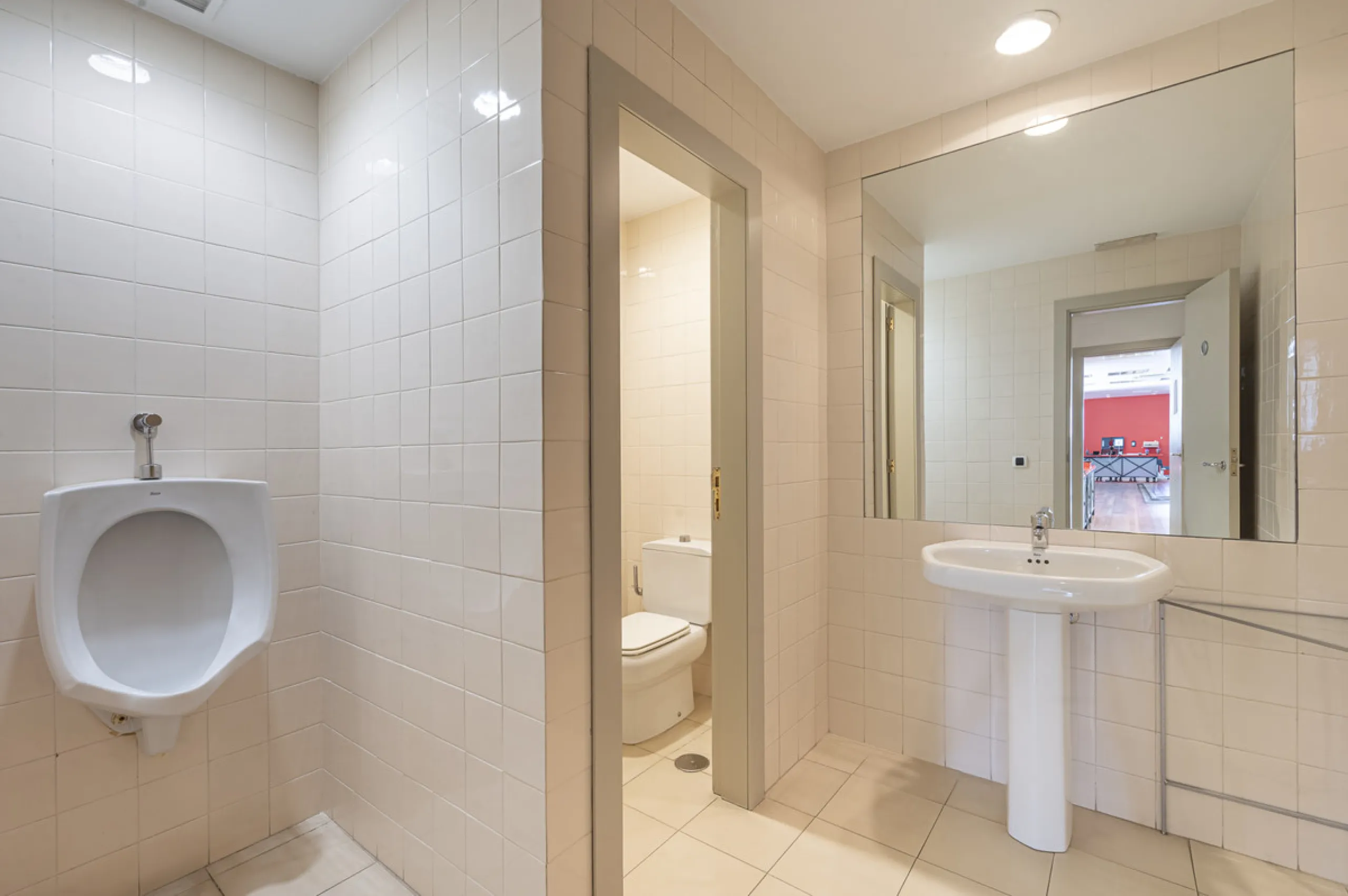 This commercial property is located in the highly sought-after area of Centro Comercial Guadalmina , San Pedro de Alcántara, offering excellent access to the A-7 coast road and AP-7 motorway. It's just minutes from Marbella, Puerto Banús, and Estepona, ma