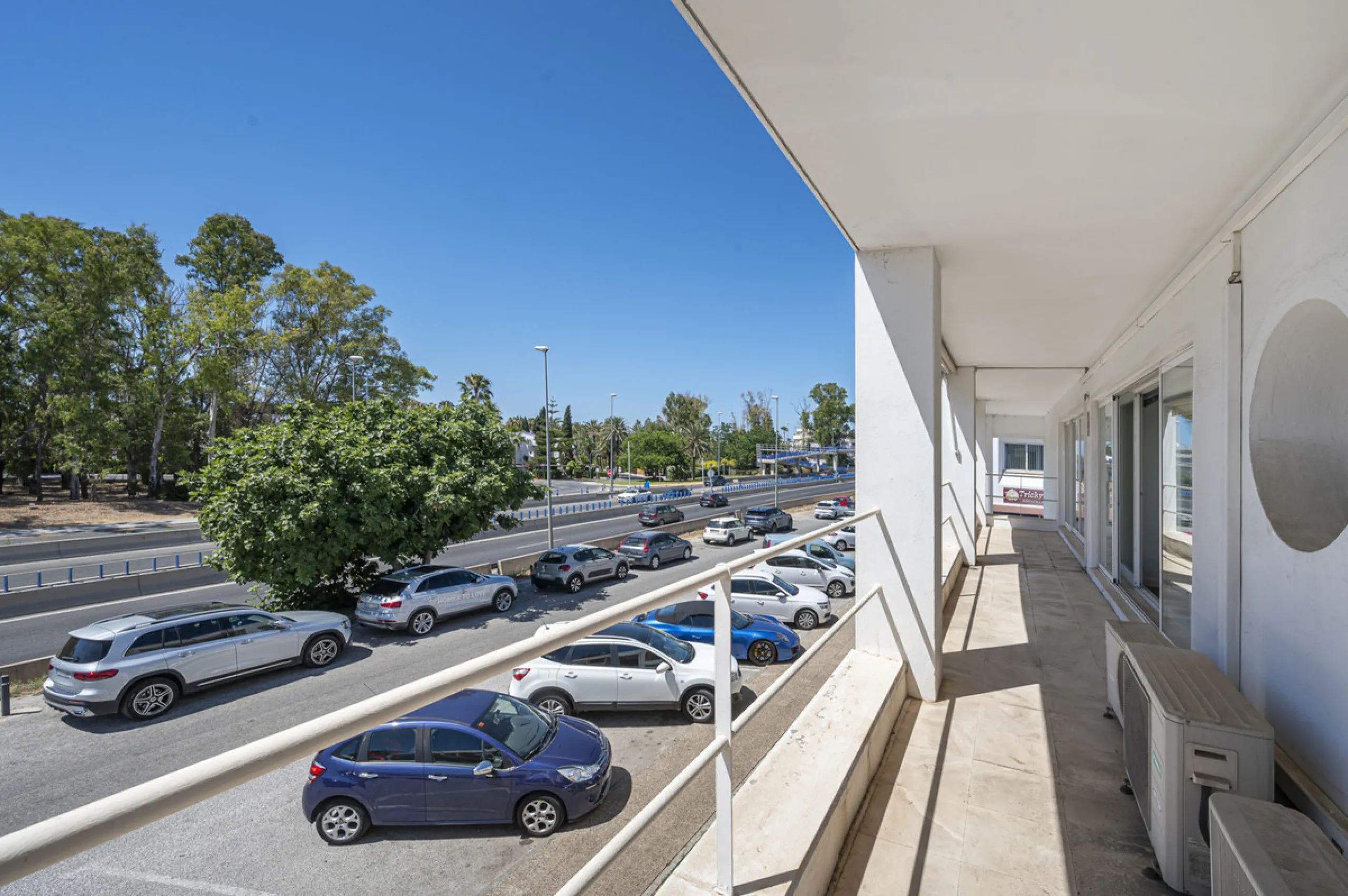 This commercial property is located in the highly sought-after area of Centro Comercial Guadalmina , San Pedro de Alcántara, offering excellent access to the A-7 coast road and AP-7 motorway. It's just minutes from Marbella, Puerto Banús, and Estepona, ma