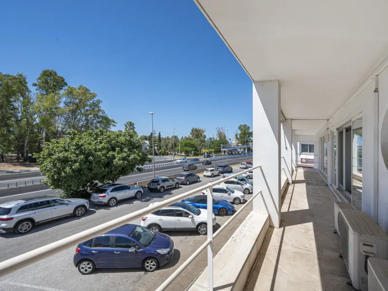 This commercial property is located in the highly sought-after area of Centro Comercial Guadalmina , San Pedro de Alcántara, offering excellent access to the A-7 coast road and AP-7 motorway. It's just minutes from Marbella, Puerto Banús, and Estepona, ma