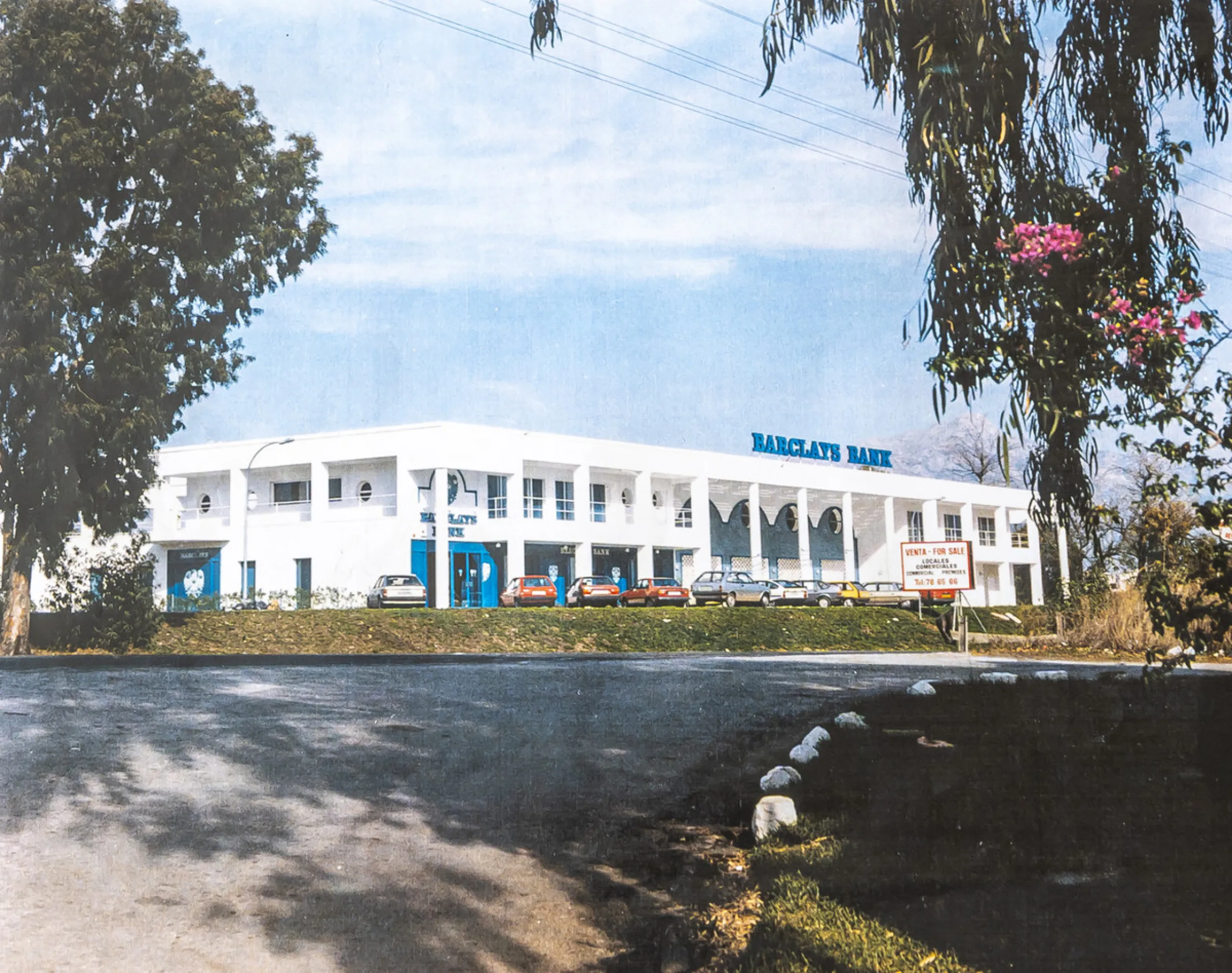 This commercial property is located in the highly sought-after area of Centro Comercial Guadalmina , San Pedro de Alcántara, offering excellent access to the A-7 coast road and AP-7 motorway. It's just minutes from Marbella, Puerto Banús, and Estepona, ma