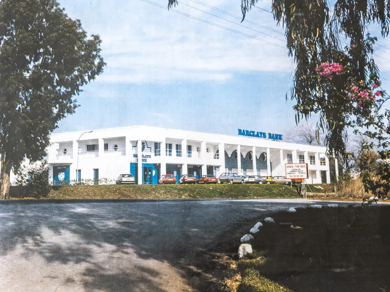 This commercial property is located in the highly sought-after area of Centro Comercial Guadalmina , San Pedro de Alcántara, offering excellent access to the A-7 coast road and AP-7 motorway. It's just minutes from Marbella, Puerto Banús, and Estepona, ma
