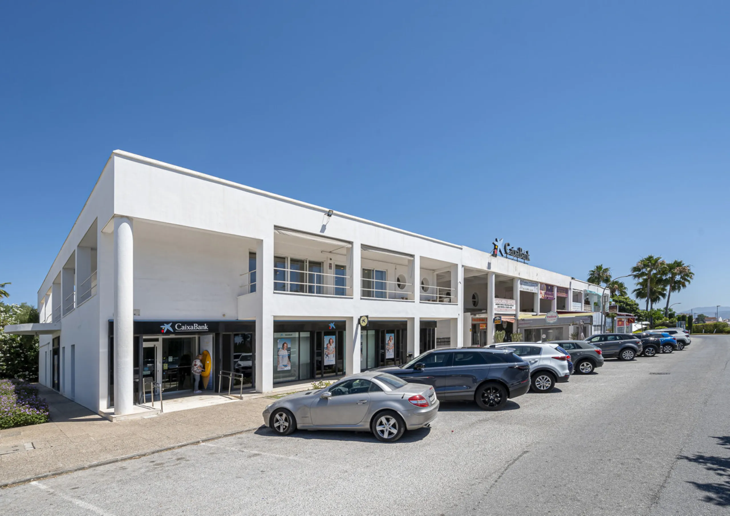 This commercial property is located in the highly sought-after area of Centro Comercial Guadalmina , San Pedro de Alcántara, offering excellent access to the A-7 coast road and AP-7 motorway. It's just minutes from Marbella, Puerto Banús, and Estepona, ma