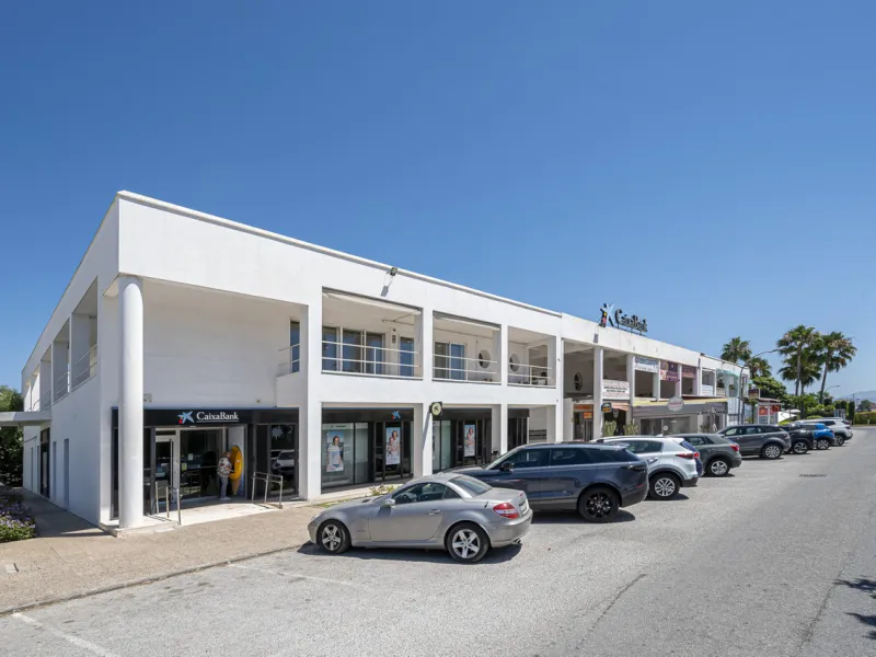 This commercial property is located in the highly sought-after area of Centro Comercial Guadalmina , San Pedro de Alcántara, offering excellent access to the A-7 coast road and AP-7 motorway. It's just minutes from Marbella, Puerto Banús, and Estepona, ma