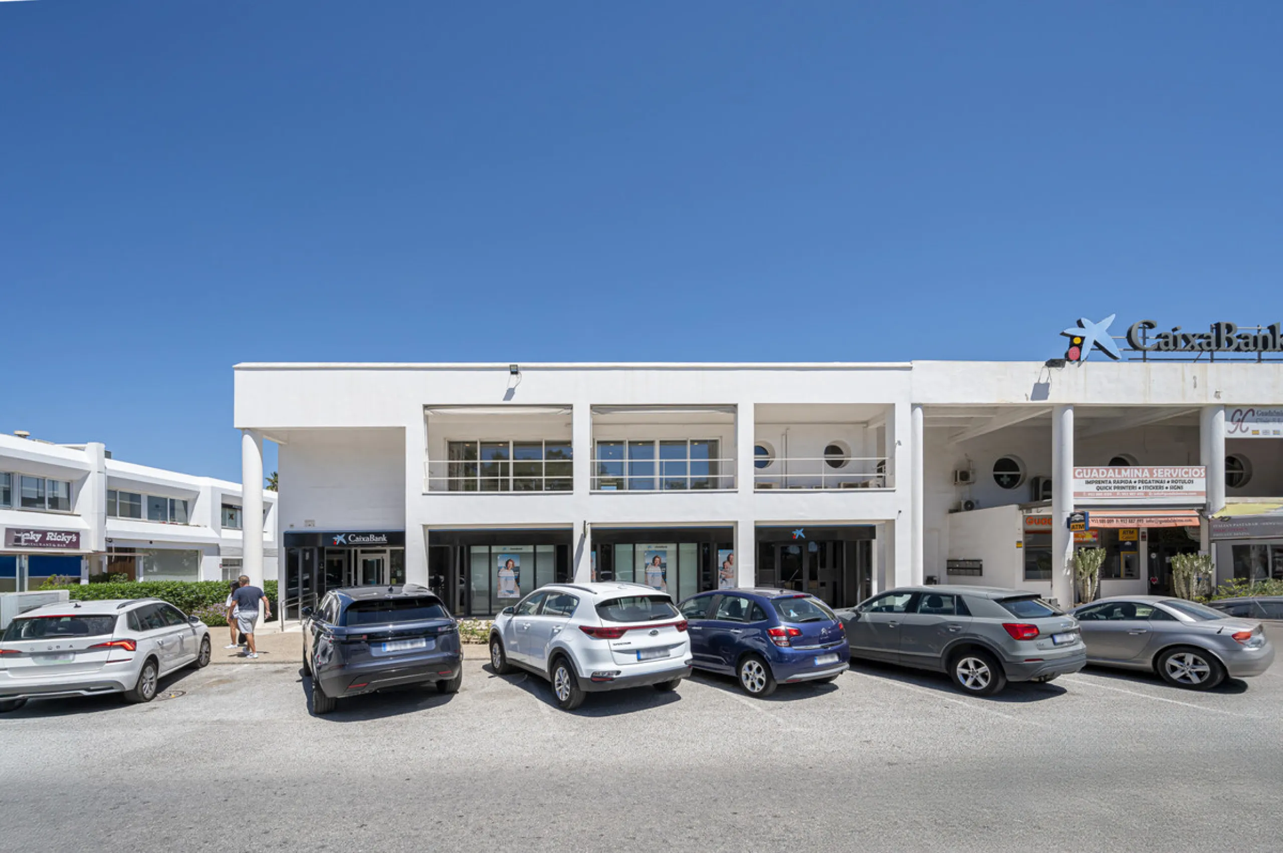 This commercial property is located in the highly sought-after area of Centro Comercial Guadalmina , San Pedro de Alcántara, offering excellent access to the A-7 coast road and AP-7 motorway. It's just minutes from Marbella, Puerto Banús, and Estepona, ma