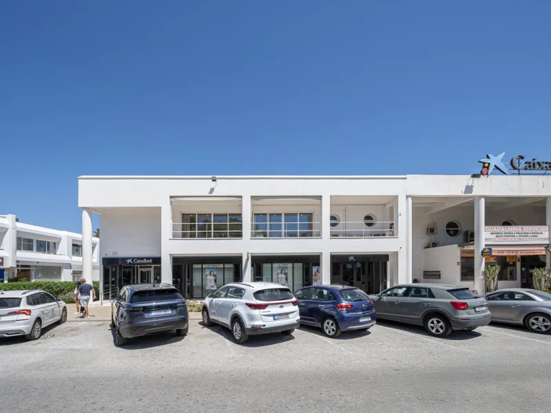 This commercial property is located in the highly sought-after area of Centro Comercial Guadalmina , San Pedro de Alcántara, offering excellent access to the A-7 coast road and AP-7 motorway. It's just minutes from Marbella, Puerto Banús, and Estepona, ma