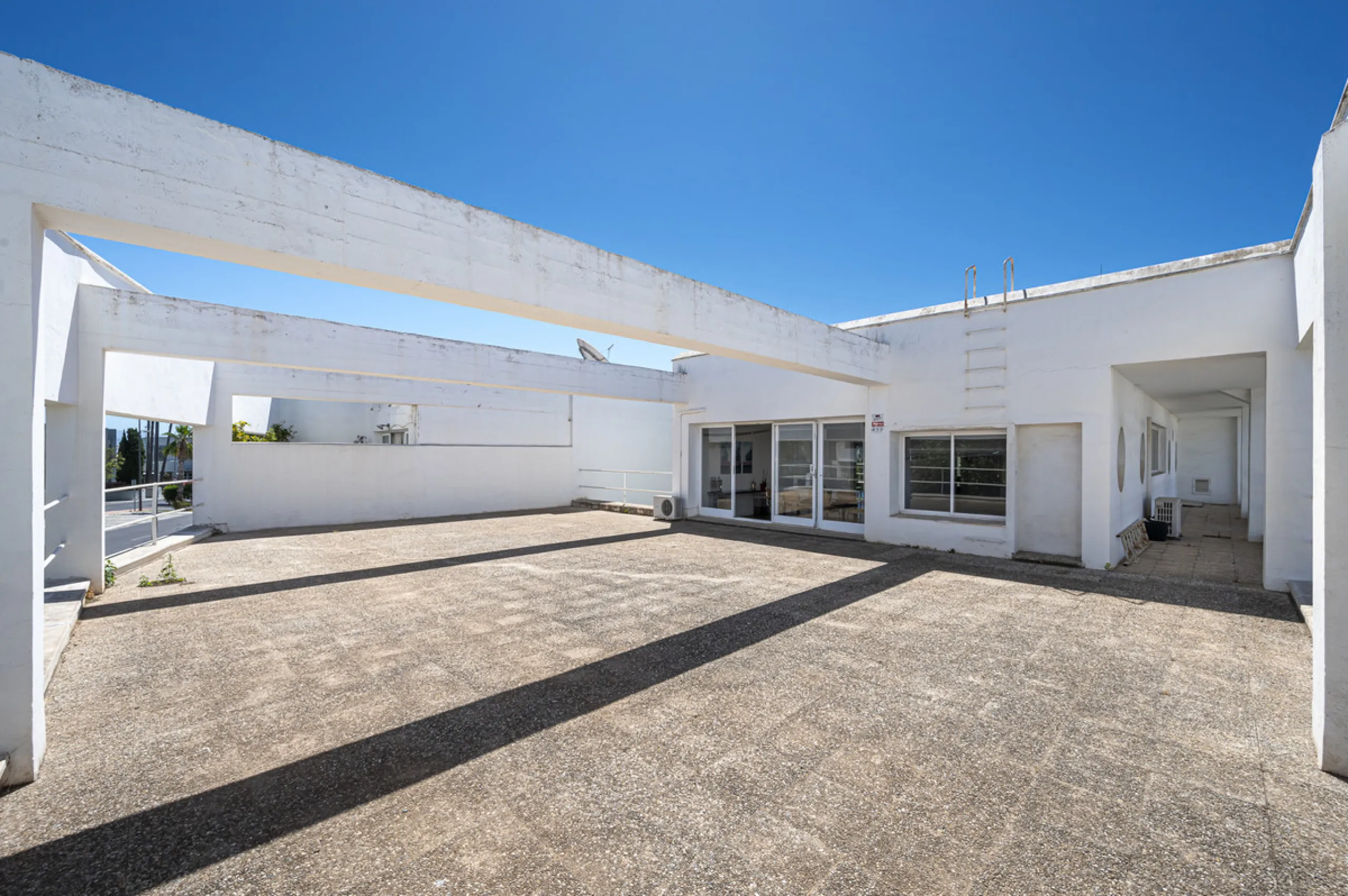 This commercial property is located in the highly sought-after area of Centro Comercial Guadalmina , San Pedro de Alcántara, offering excellent access to the A-7 coast road and AP-7 motorway. It's just minutes from Marbella, Puerto Banús, and Estepona, ma