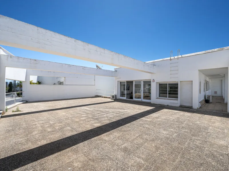 This commercial property is located in the highly sought-after area of Centro Comercial Guadalmina , San Pedro de Alcántara, offering excellent access to the A-7 coast road and AP-7 motorway. It's just minutes from Marbella, Puerto Banús, and Estepona, ma