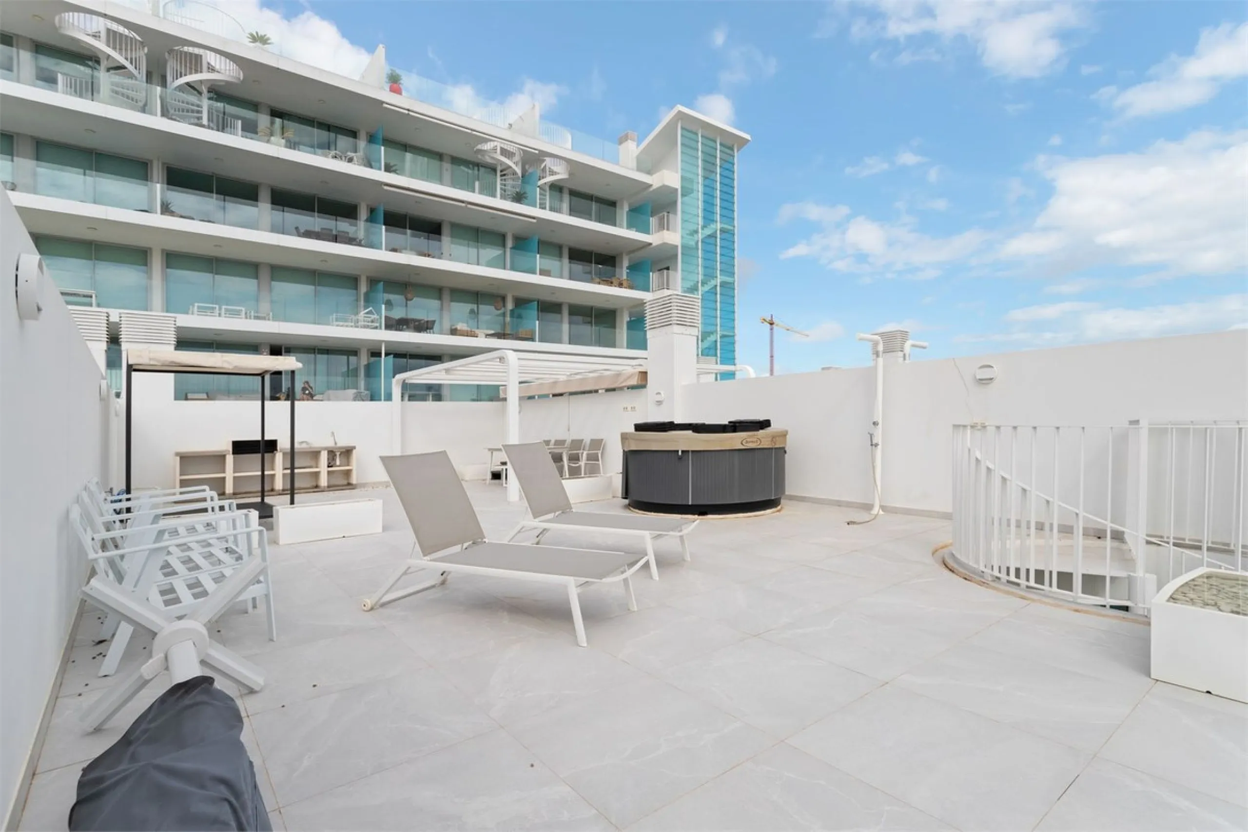 Apartment - Penthouse в продаже в Fuengirola, Málaga. В доме 2 спален и 2 ванных комнат. Площадь дома 82 м²