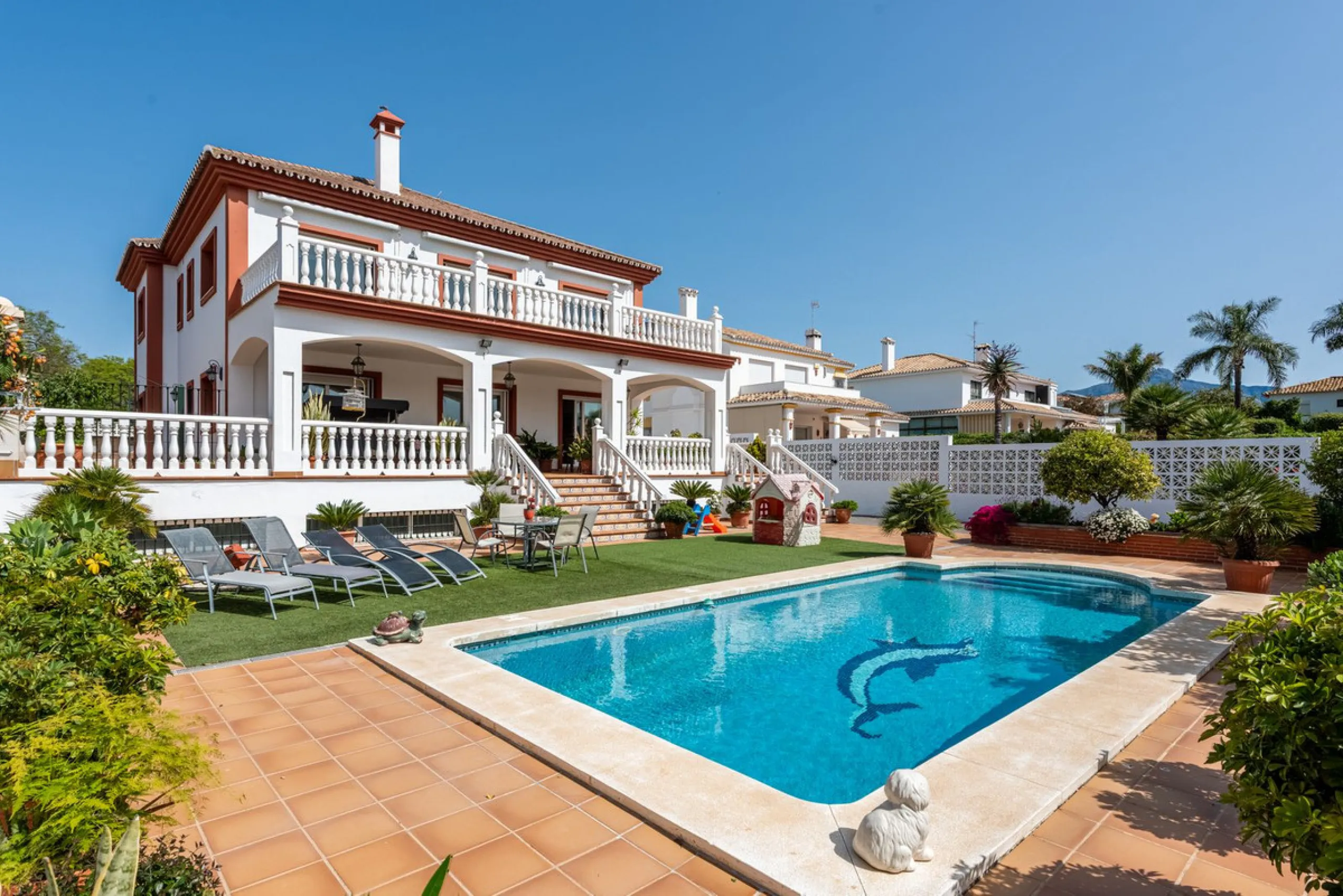 Spacious Villa in central San Pedro! With 3 separate apartments and garage for 10 cars.