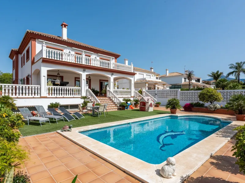Spacious Villa in central San Pedro! With 3 separate apartments and garage for 10 cars.