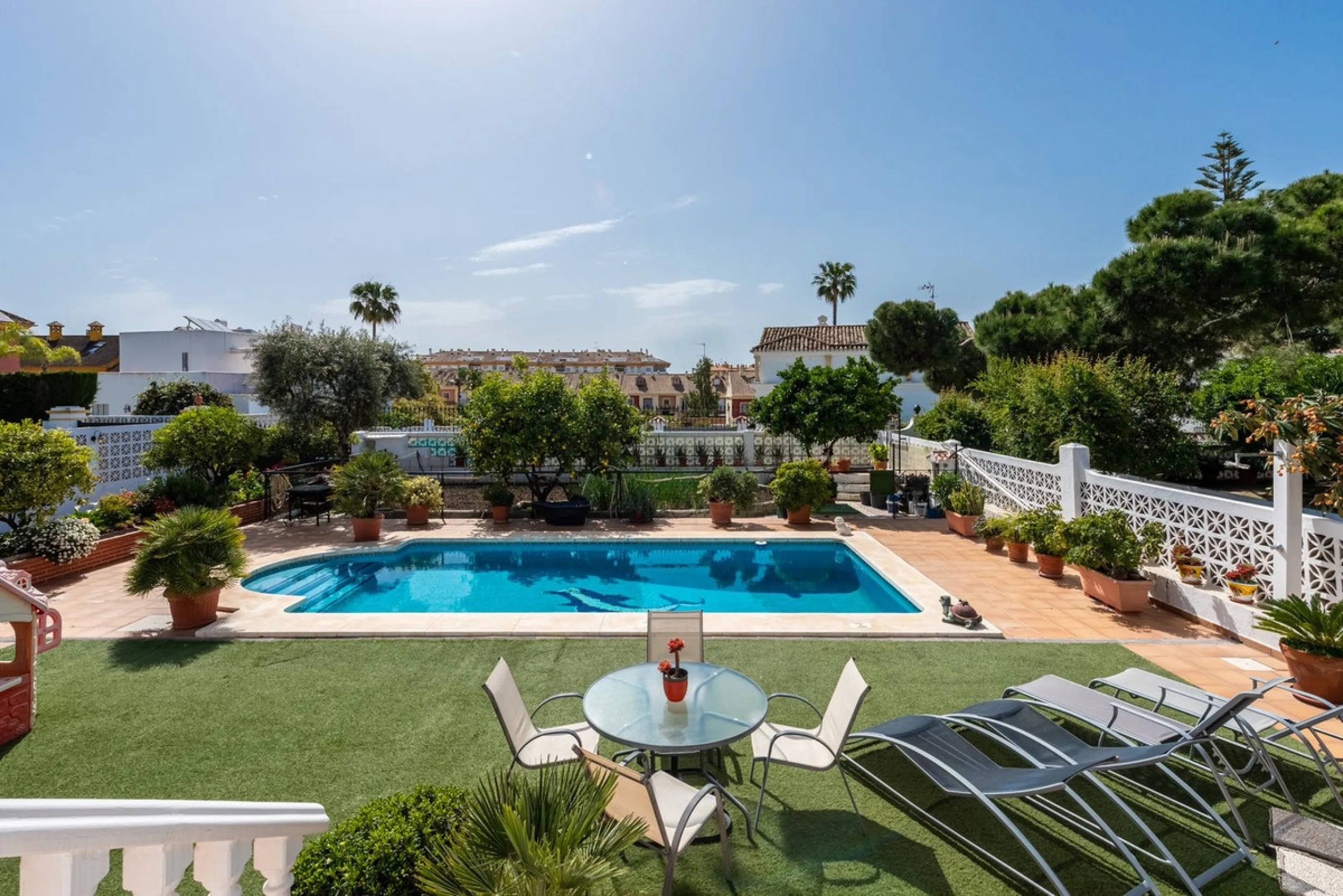 Spacious Villa in central San Pedro! With 3 separate apartments and garage for 10 cars.