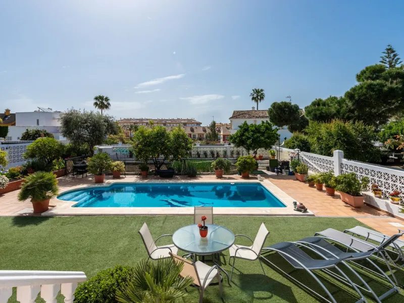 Spacious Villa in central San Pedro! With 3 separate apartments and garage for 10 cars.