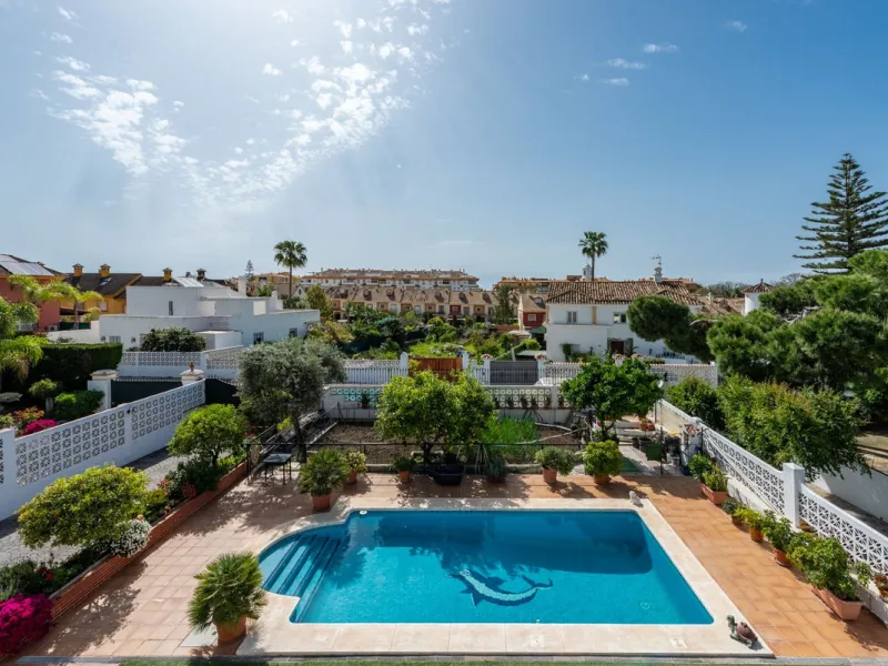 Spacious Villa in central San Pedro! With 3 separate apartments and garage for 10 cars.
