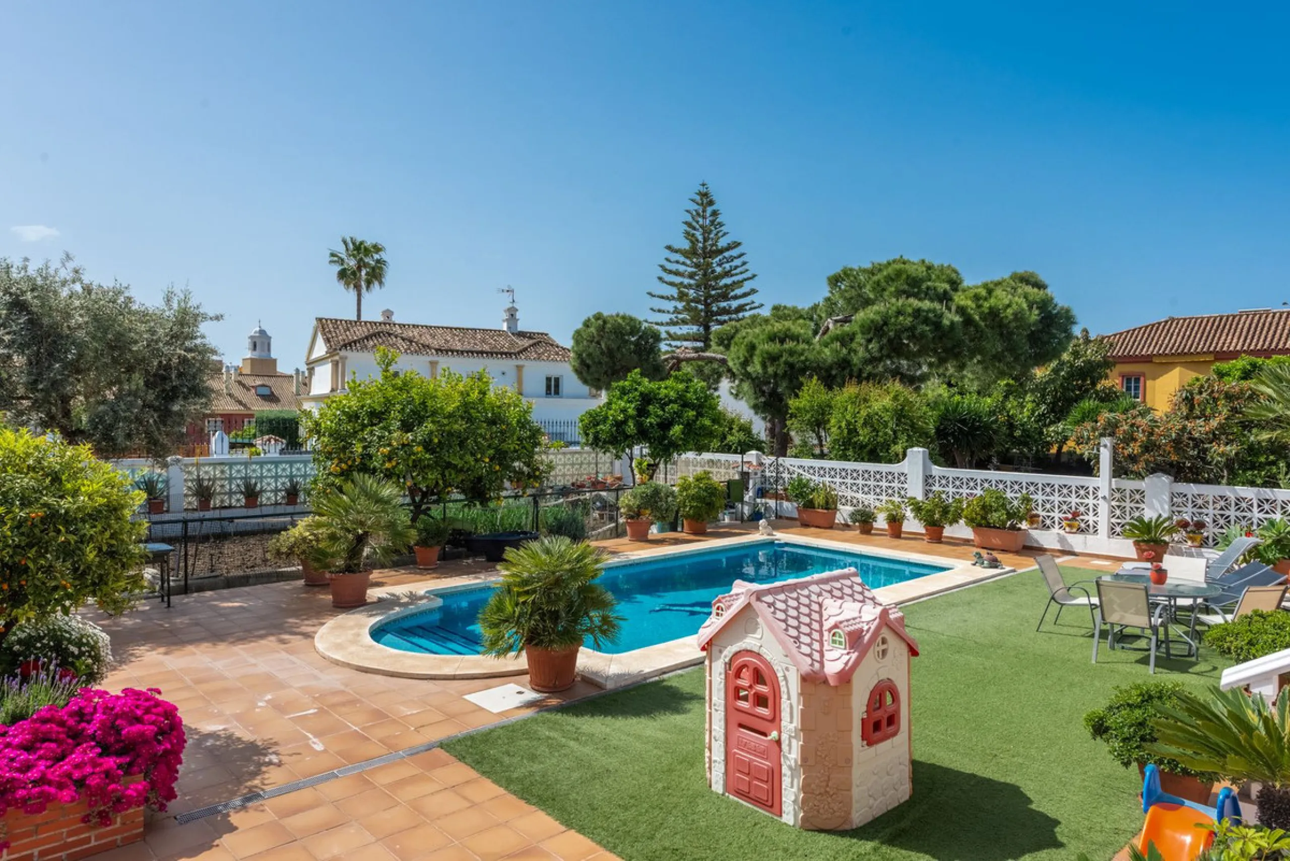 Spacious Villa in central San Pedro! With 3 separate apartments and garage for 10 cars.