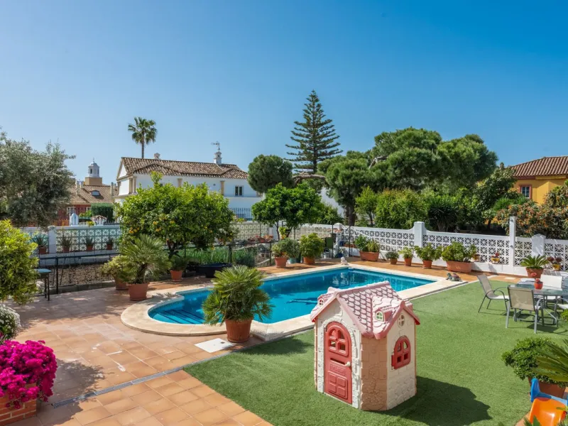 Spacious Villa in central San Pedro! With 3 separate apartments and garage for 10 cars.