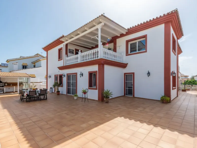 Spacious Villa in central San Pedro! With 3 separate apartments and garage for 10 cars.