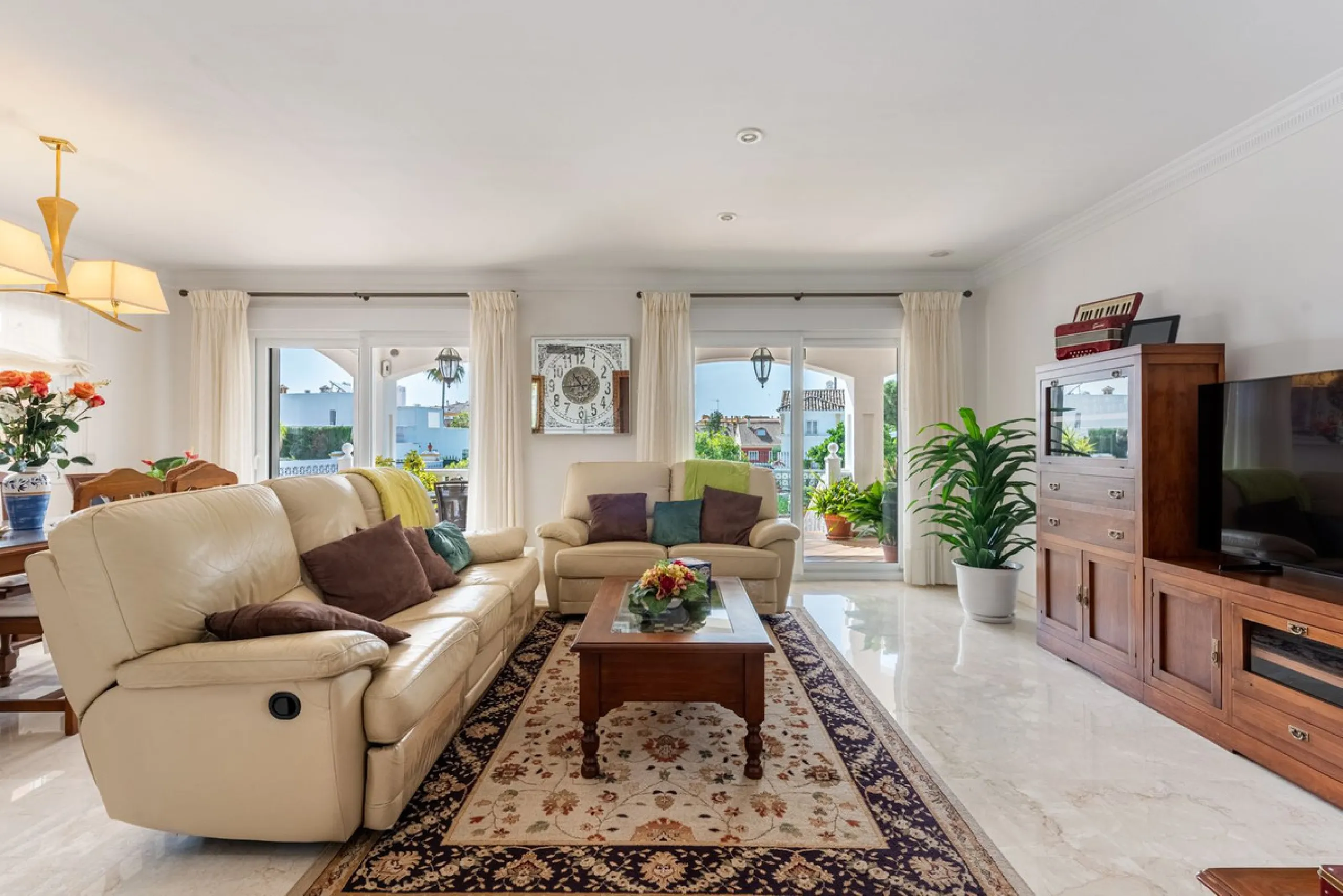 Spacious Villa in central San Pedro! With 3 separate apartments and garage for 10 cars.