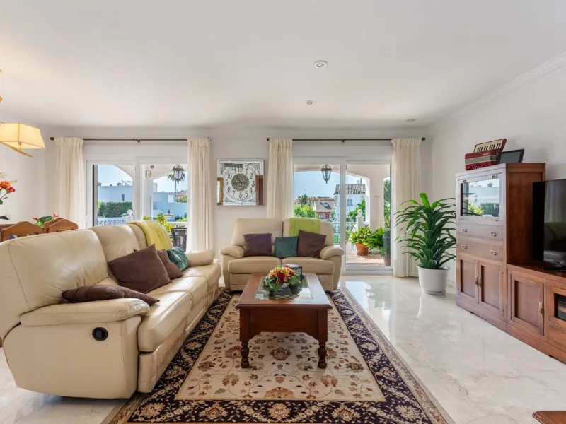 Spacious Villa in central San Pedro! With 3 separate apartments and garage for 10 cars.