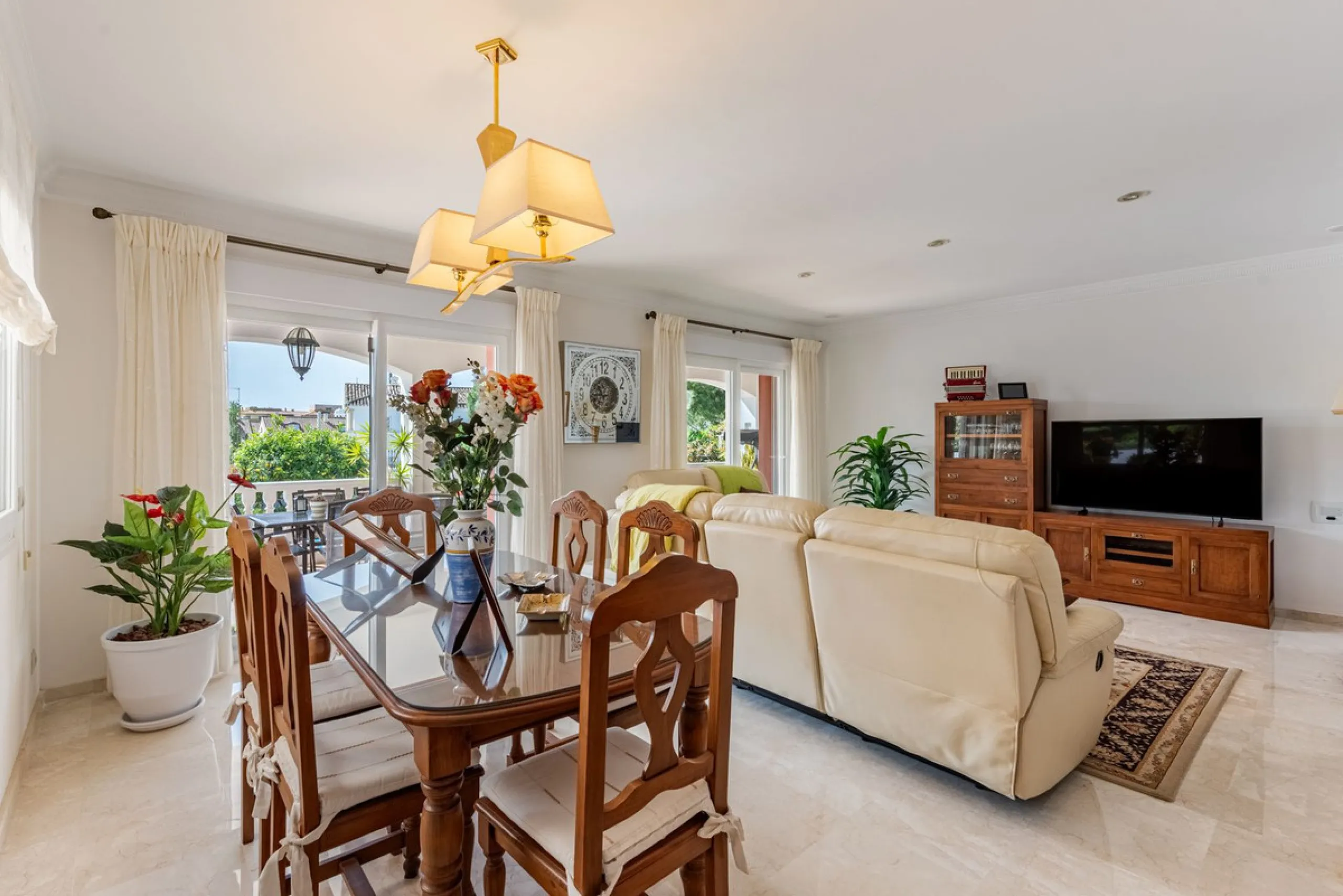 Spacious Villa in central San Pedro! With 3 separate apartments and garage for 10 cars.