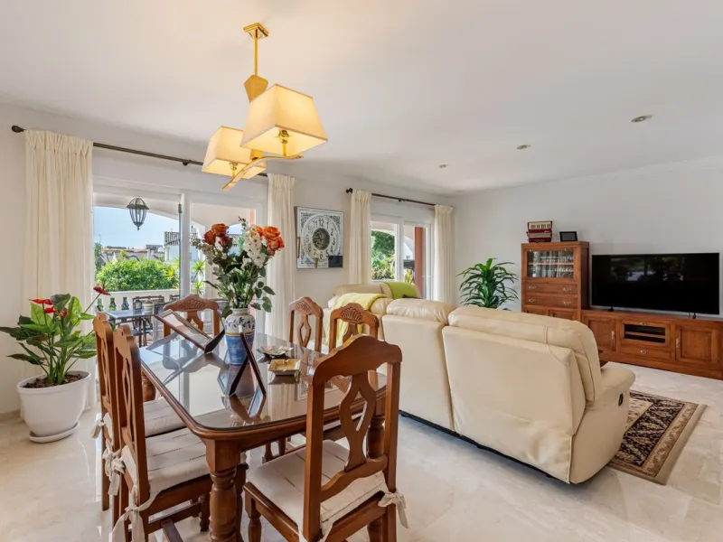 Spacious Villa in central San Pedro! With 3 separate apartments and garage for 10 cars.