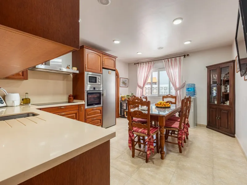 Spacious Villa in central San Pedro! With 3 separate apartments and garage for 10 cars.