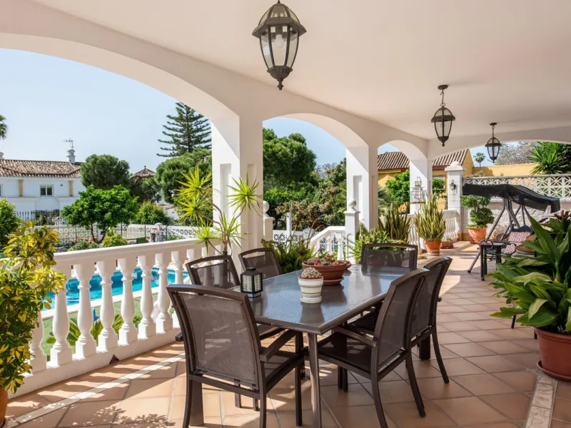 Spacious Villa in central San Pedro! With 3 separate apartments and garage for 10 cars.
