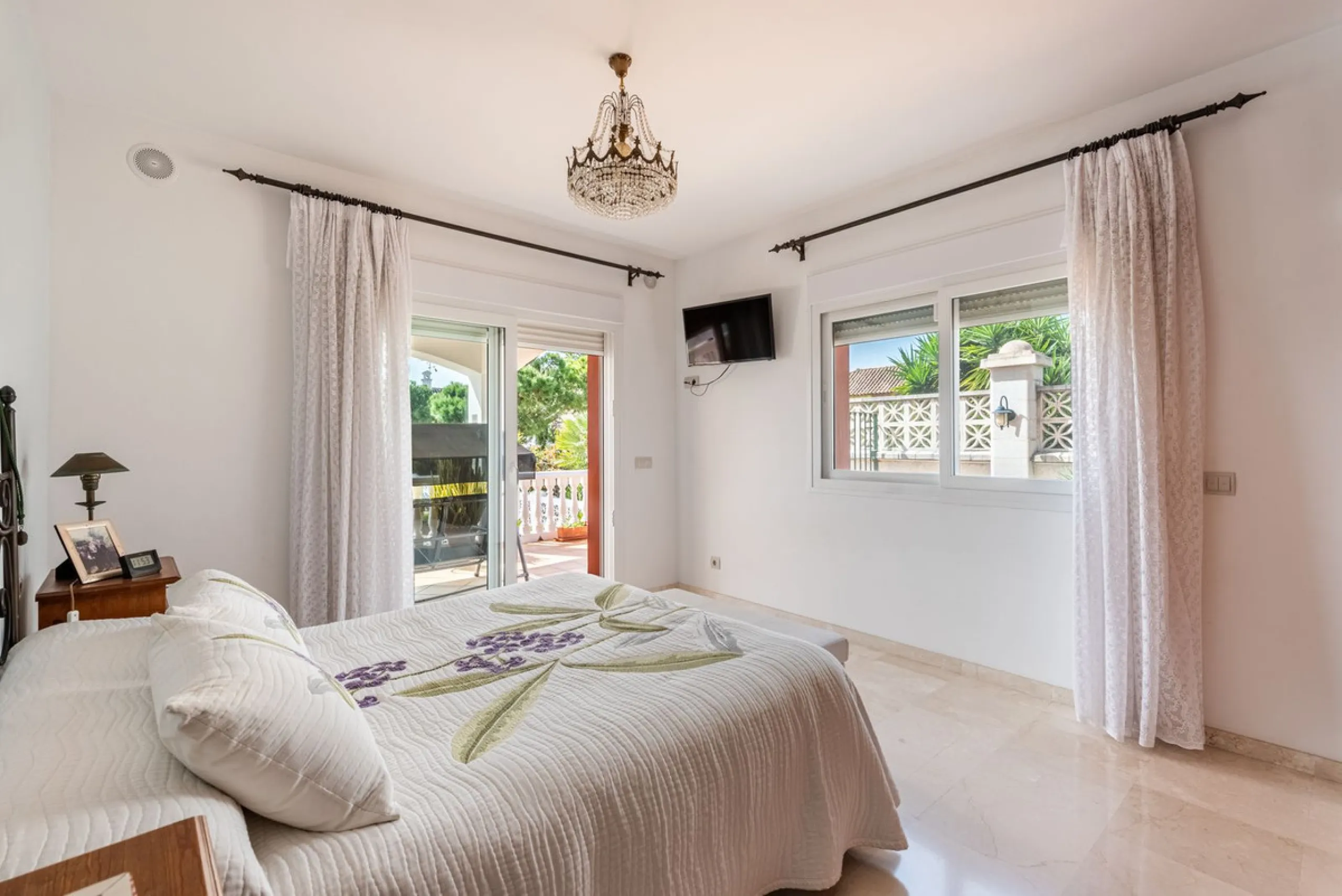Spacious Villa in central San Pedro! With 3 separate apartments and garage for 10 cars.