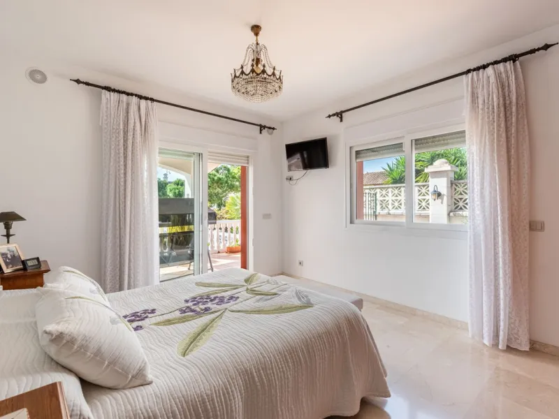 Spacious Villa in central San Pedro! With 3 separate apartments and garage for 10 cars.