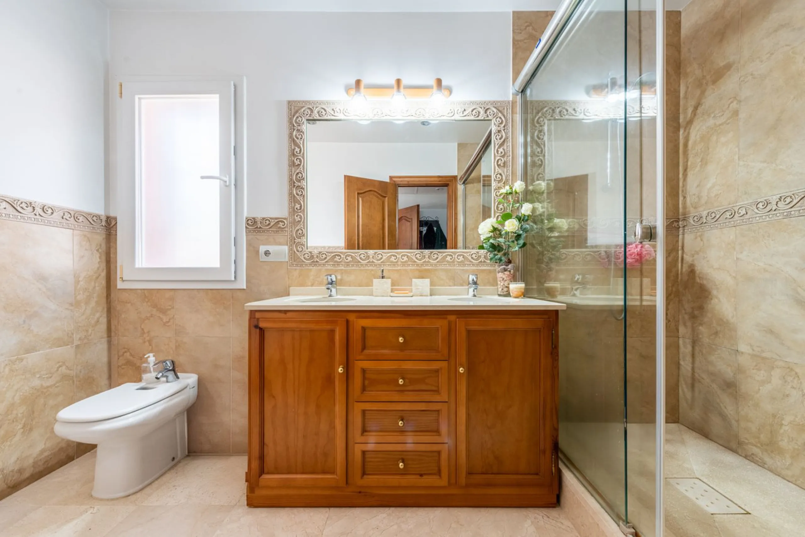 Spacious Villa in central San Pedro! With 3 separate apartments and garage for 10 cars.