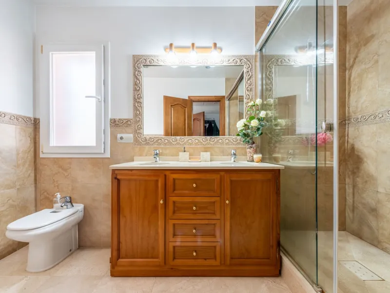 Spacious Villa in central San Pedro! With 3 separate apartments and garage for 10 cars.