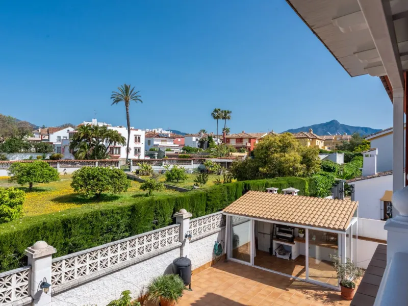 Spacious Villa in central San Pedro! With 3 separate apartments and garage for 10 cars.