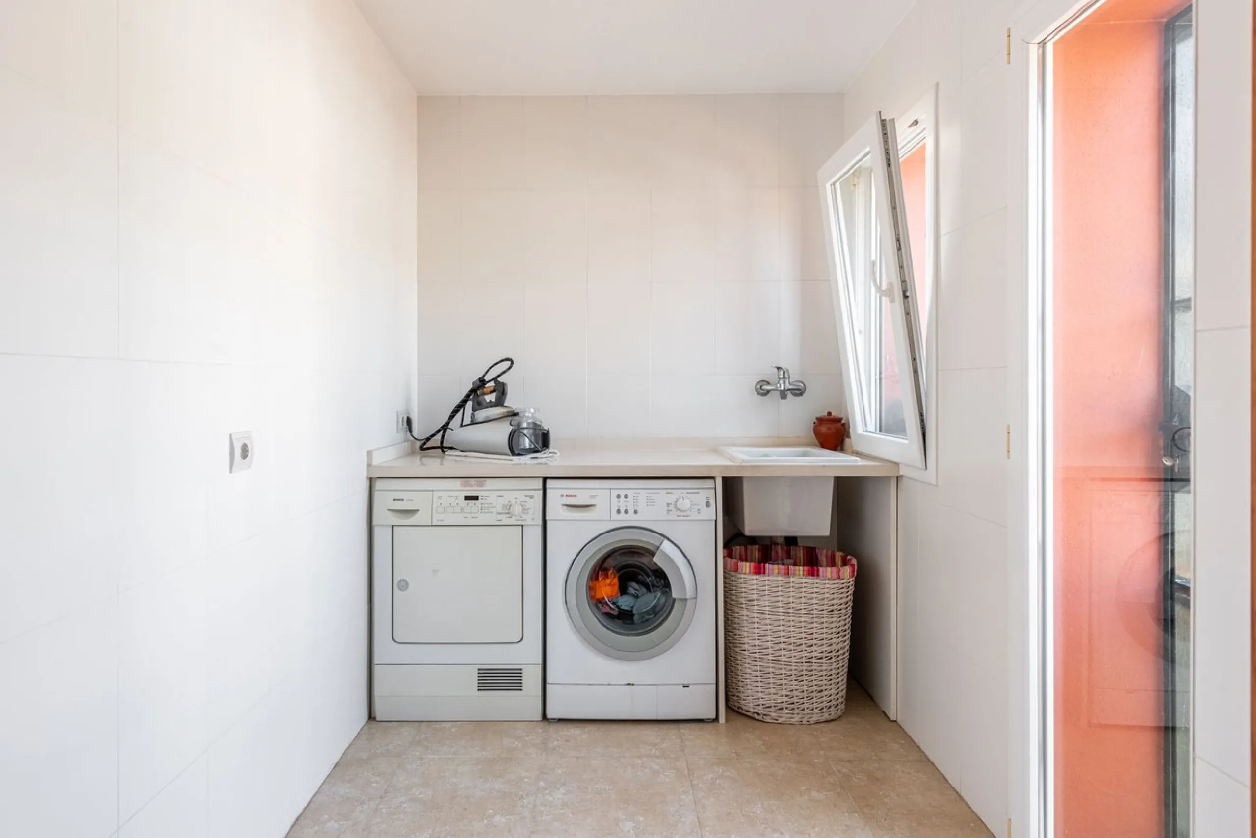 Spacious Villa in central San Pedro! With 3 separate apartments and garage for 10 cars.