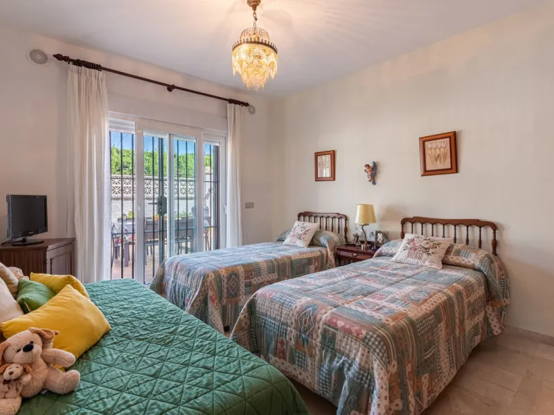 Spacious Villa in central San Pedro! With 3 separate apartments and garage for 10 cars.