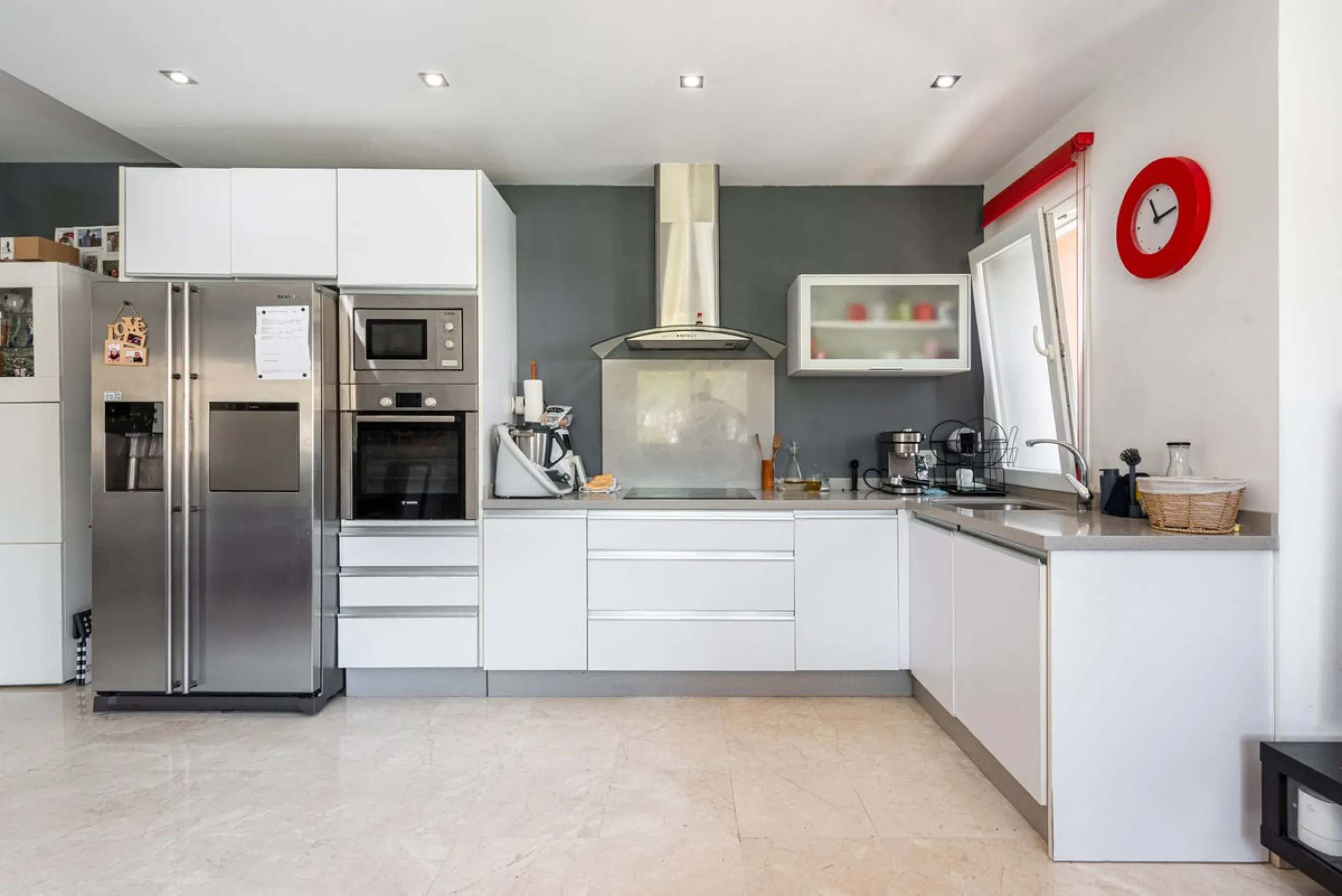 Spacious Villa in central San Pedro! With 3 separate apartments and garage for 10 cars.