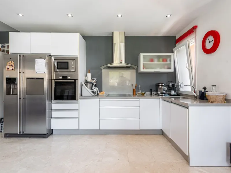 Spacious Villa in central San Pedro! With 3 separate apartments and garage for 10 cars.