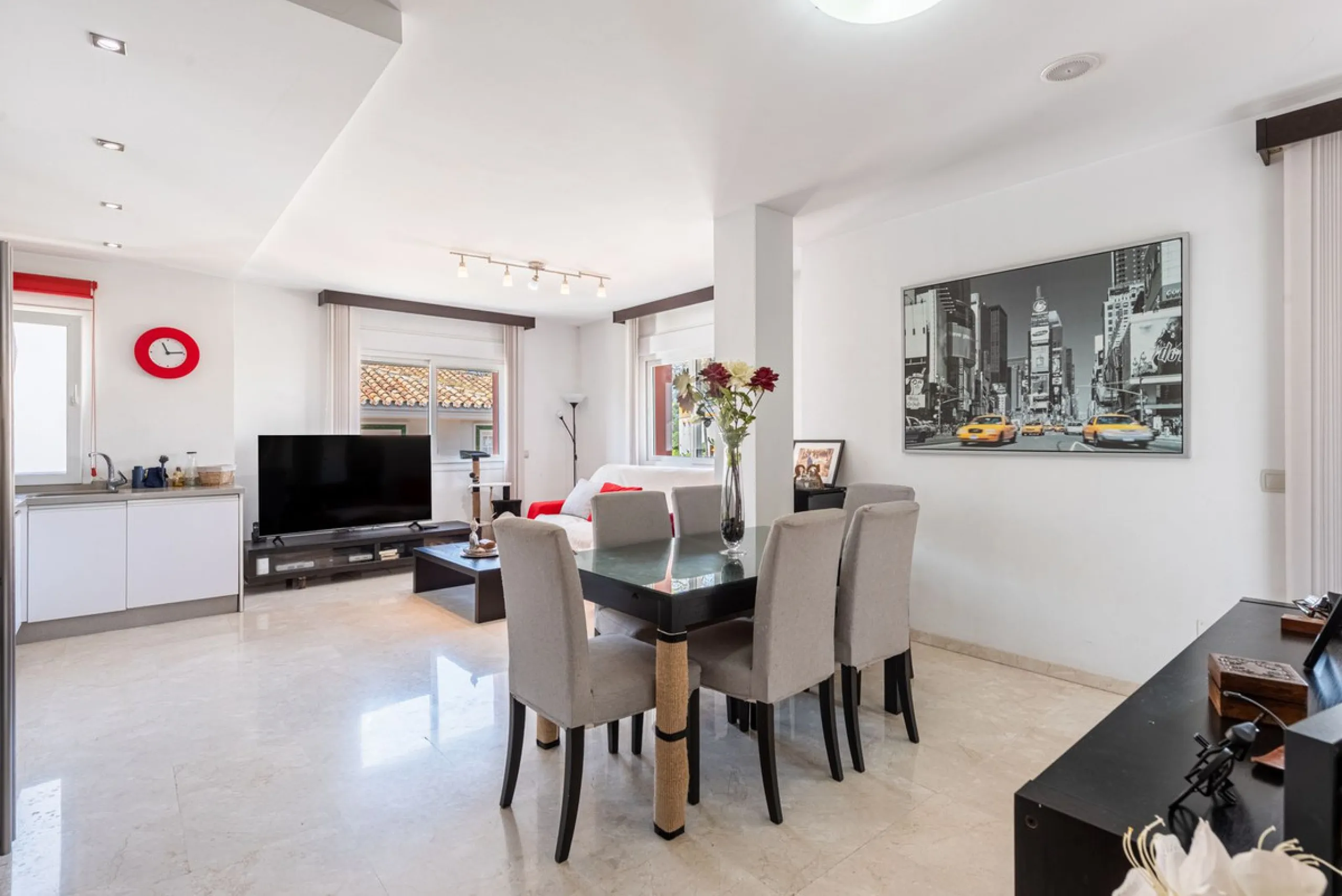 Spacious Villa in central San Pedro! With 3 separate apartments and garage for 10 cars.