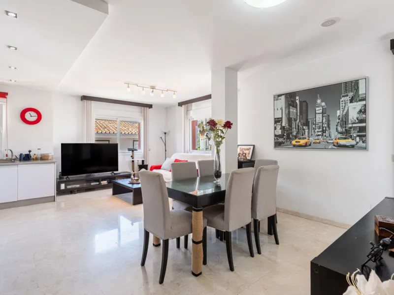 Spacious Villa in central San Pedro! With 3 separate apartments and garage for 10 cars.