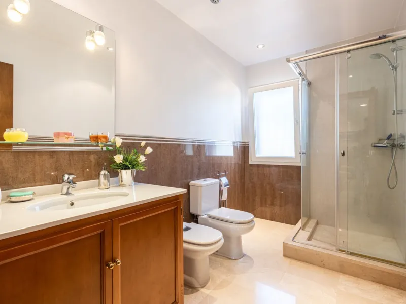 Spacious Villa in central San Pedro! With 3 separate apartments and garage for 10 cars.