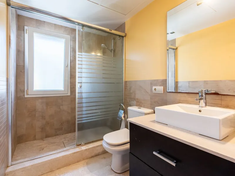 Spacious Villa in central San Pedro! With 3 separate apartments and garage for 10 cars.