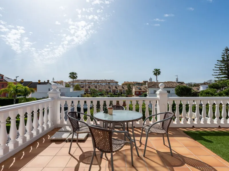 Spacious Villa in central San Pedro! With 3 separate apartments and garage for 10 cars.