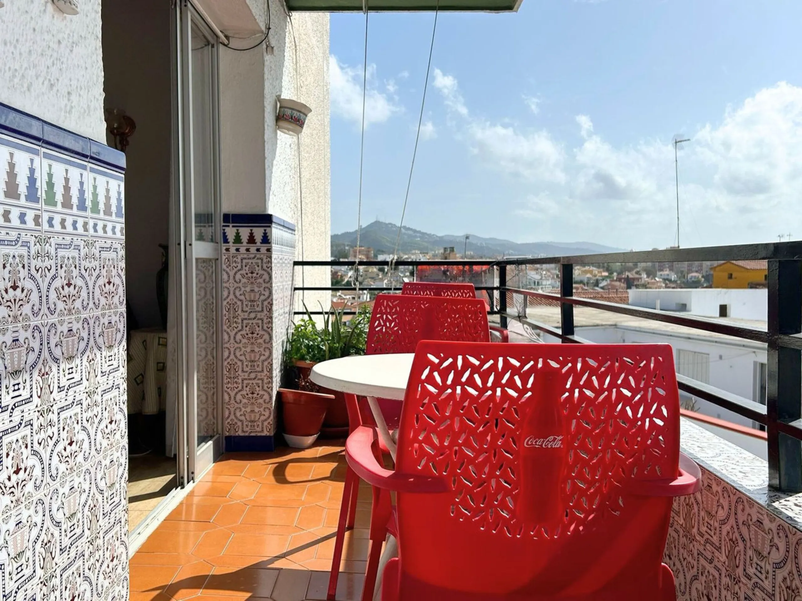 A wonderful 86 m² apartment is for sale in the El Mirador area of Marbella, a quiet and well-connected location with easy access to the highway and surrounded by all amenities: bus stops, schools, parks, and supermarkets.​